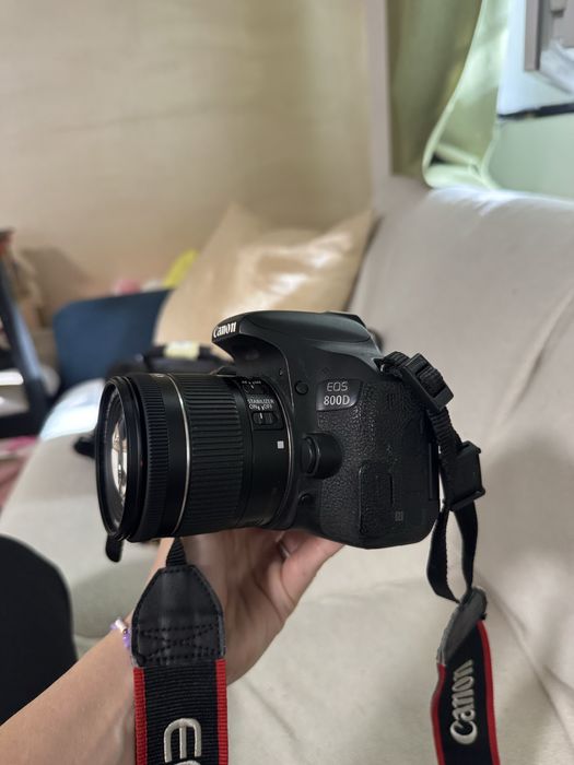 Aparat foto DSLR Cannon 800D