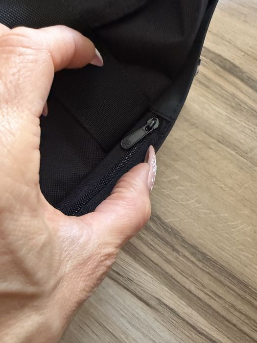 Чисто нов малък оригинален Сак Adidas Essentials Linear Duffel S !