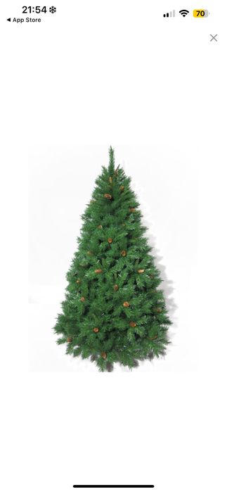 Елха от практикер с шишараки по нея