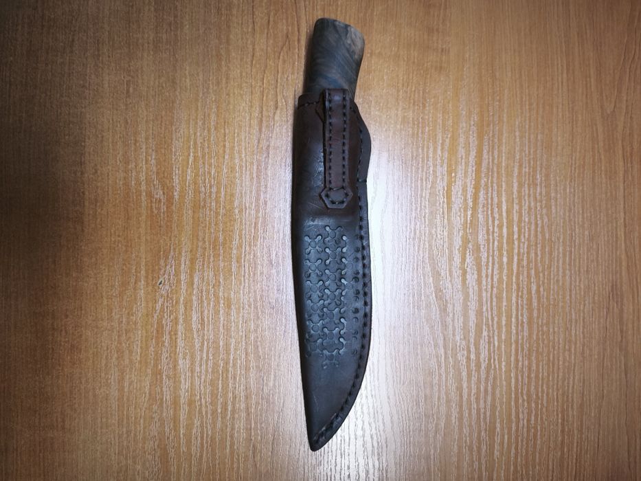 Чисто нов ловен нож с дръжка от орех и кания от телешки бланк