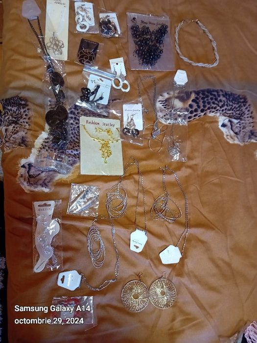 Cercei ,lănțișoare, brățară se picior.