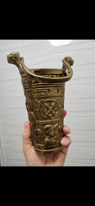 Obiect de ceremonie din bronz brut