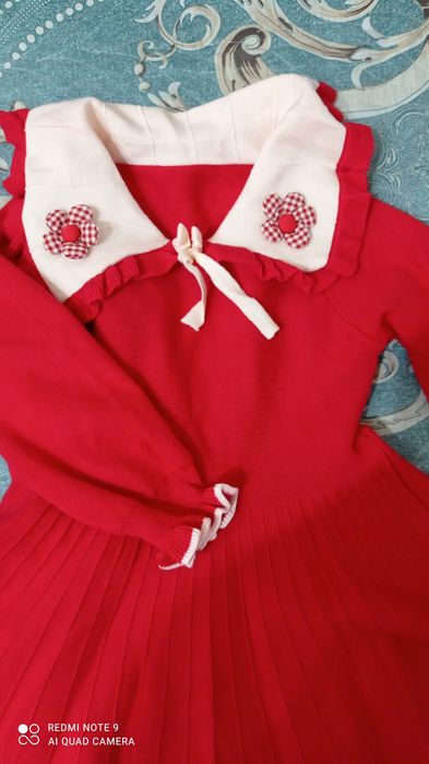 Платье тёплое на 8-9 лет,одели один раз