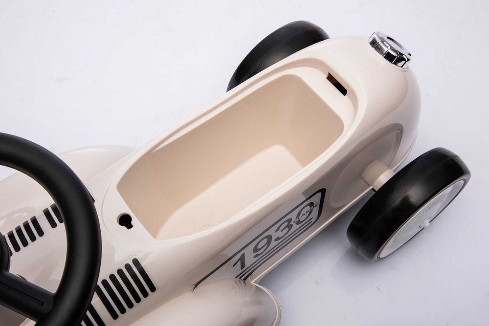 Masinuta premergator fara pedale Kinderauto Retro Baby Car White