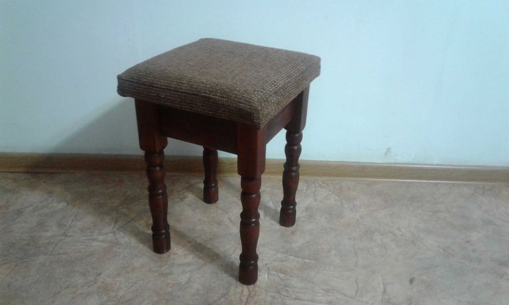 продам табуретки из чистого дерева.