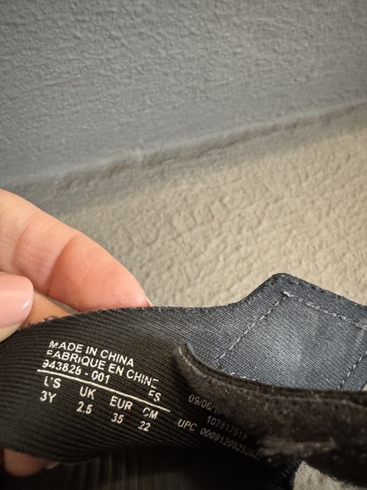 Сандали Nike.