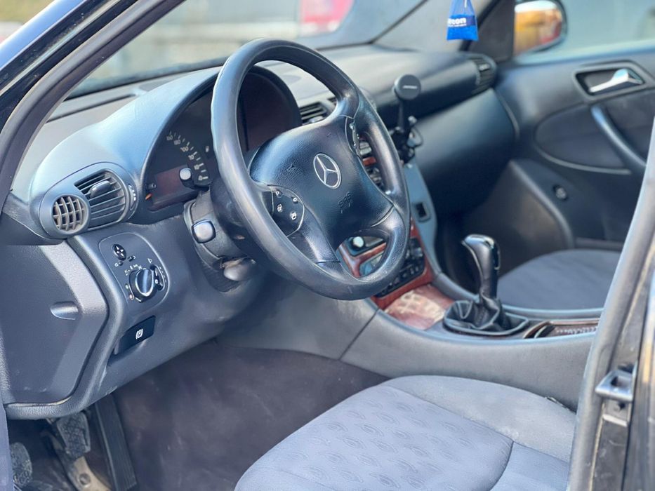 Vand  Mercedes benz C class 220  cu acte la zi f
