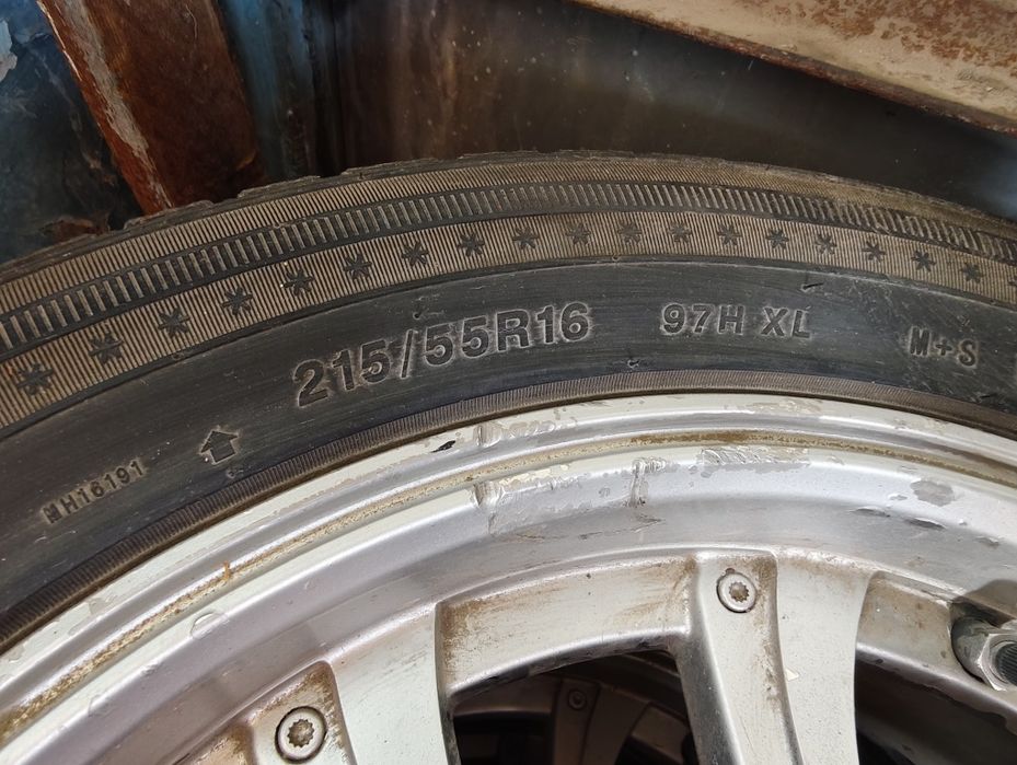 Шина с диском продам.