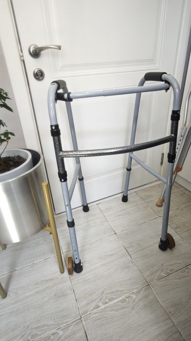 Продам ходунки с колесиками