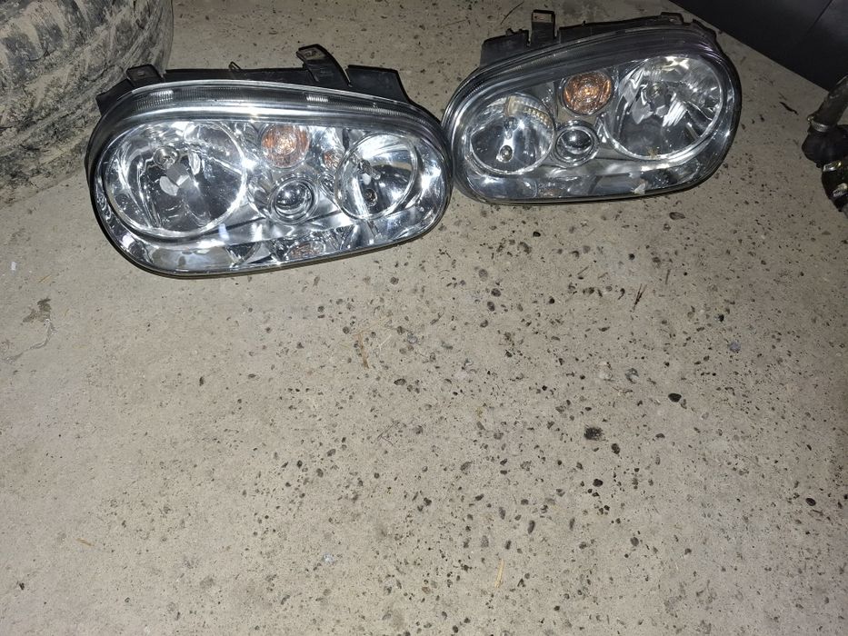 Faruri Wolswagen Golf 4 în stare impecabila fără cleme rupte