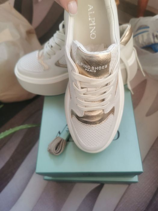 Продам женские кроссовки