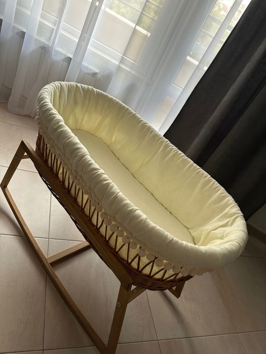 Плетено бебешко легло от естествена върба, люлееща. Кокосов матрак