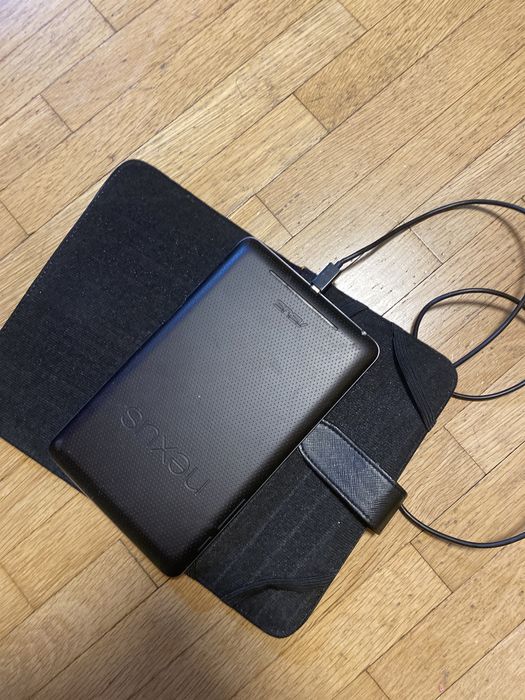 Таблет nexus с калъф и зарядно