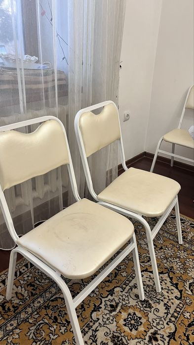 Диван и стулья в хороше качестве