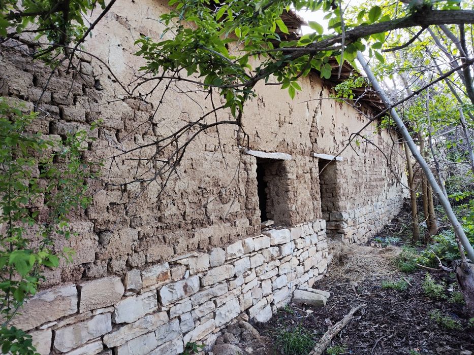 Къща с двор 1500кв.м