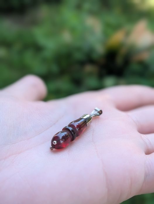 Vechi pandantiv din argint de 925 cu chihlimbar natural presat, cu nuante de cherry rosu