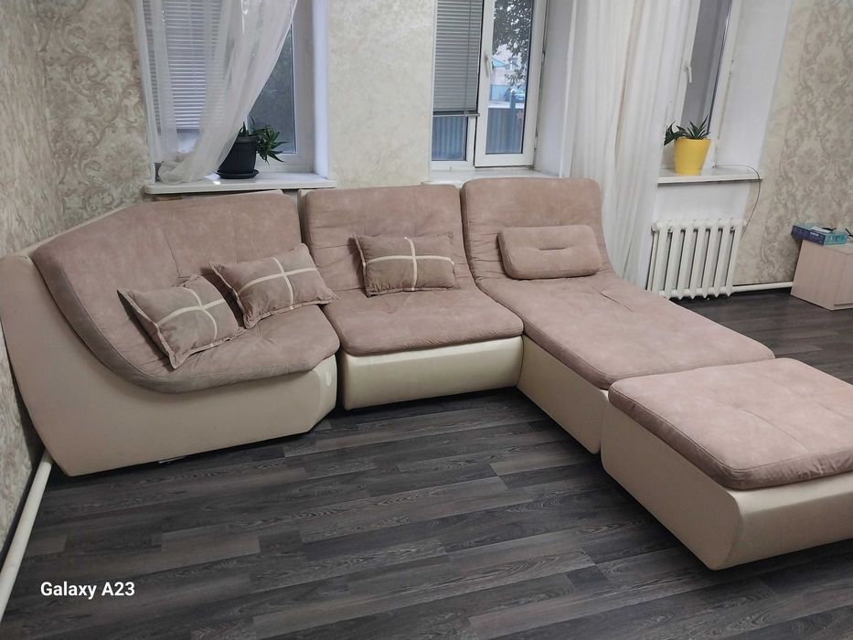 Прихожая и диван