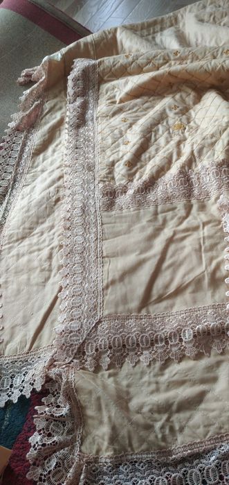 Покрывало с наволочками, простыней и тонким наматрасником