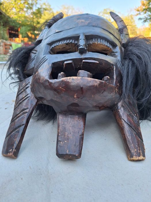 Кукерска маска от дърво и кожа