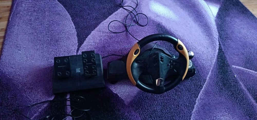 Vând schimb voland cu pedale sunt 2