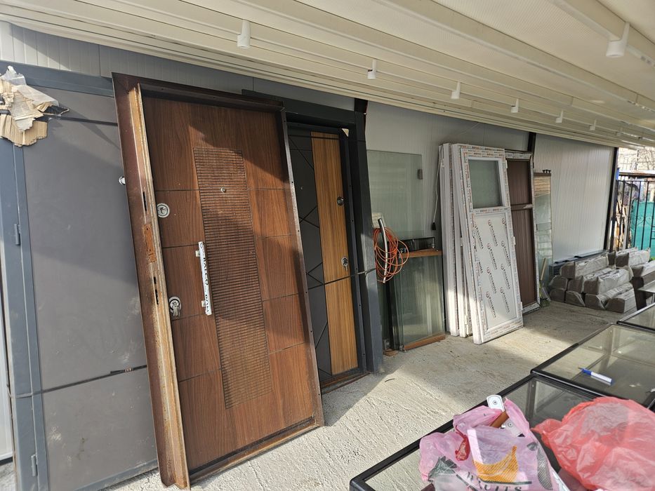 Врати входни и за баня