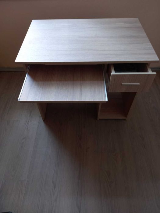 Офис бюро с изтеглящ плот