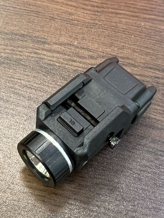 Подцевен фенер за пистолет