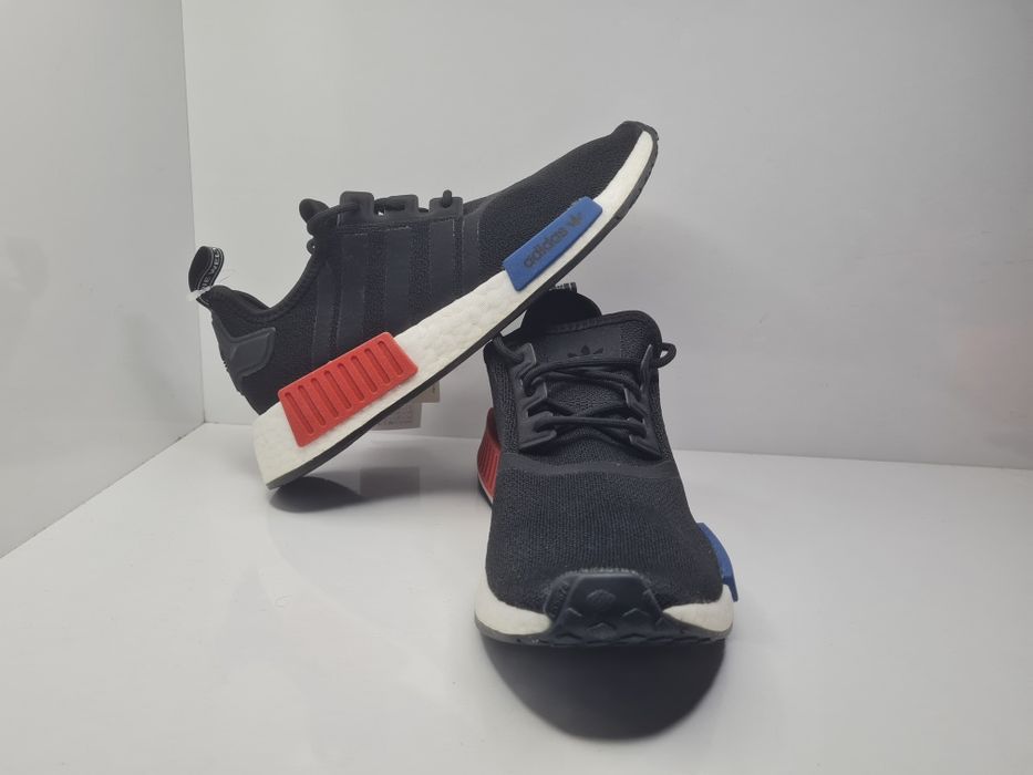 Маратонки Adidas NMD_R1 

Чисто нови без кутия. 

Размер 41 1/3 стелка 26 см.

Цена 55 евро.

Носени,но в отлично състояние. 

Размер 40 сте