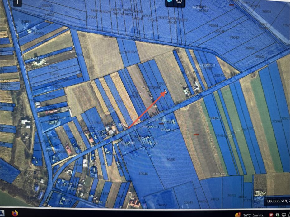 Teren 5.737 mp Siret, 2.693 mp intravilan, acte la zi
