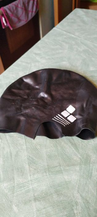 Casca neagra cu sigla alba, de inot, unisex. Purtata o singura data!