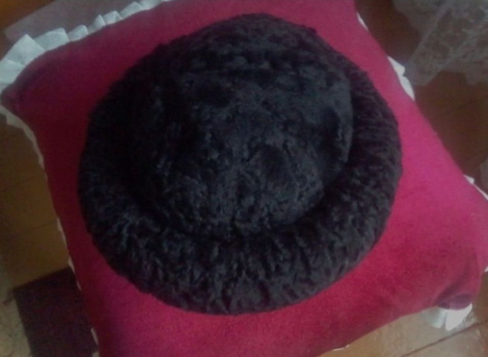 Шапка каракулевыя женская