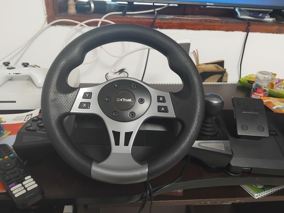 Vând  Xbox one S cu volan și FC 25