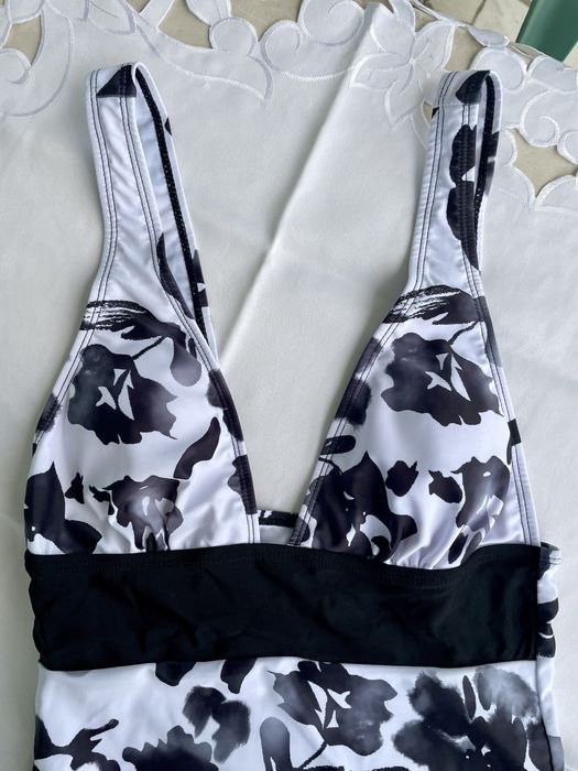 Costum de baie intreg alb negru cu motiv floral Marime S