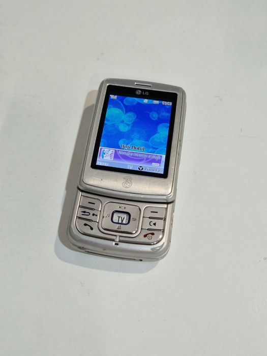 Super telefon Lg cu display rotativ,