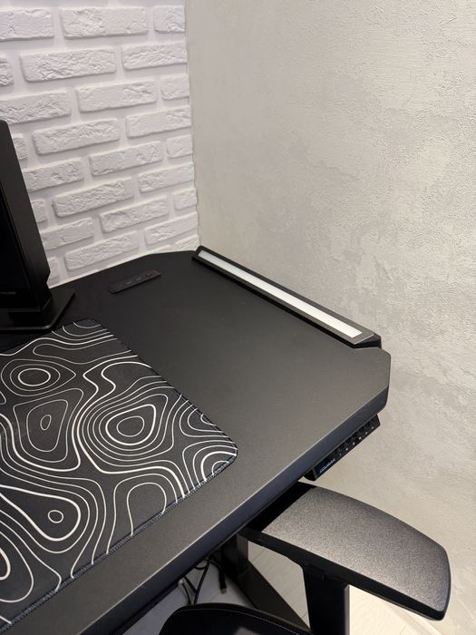 Продам стол игровой E Deimus 120 RGB