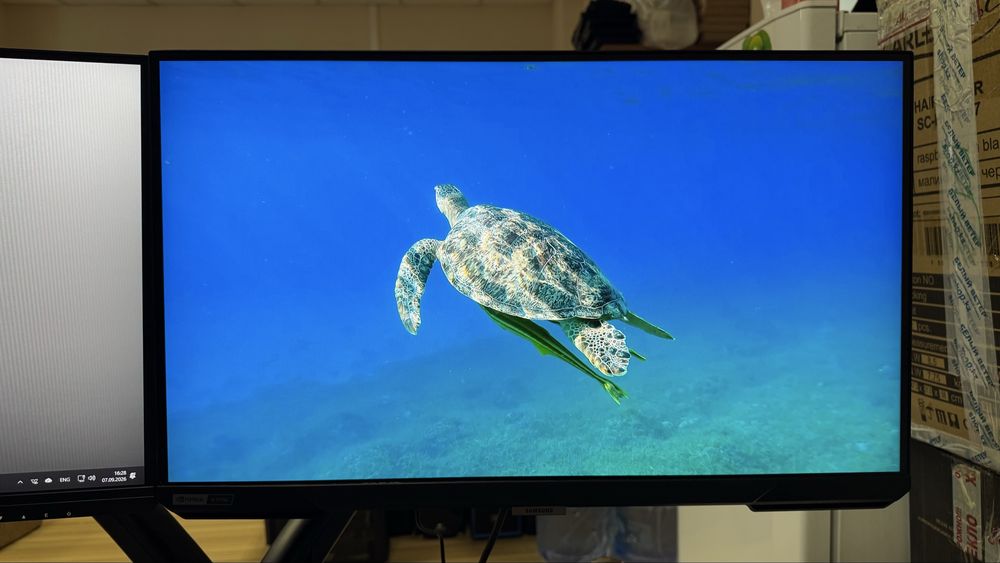 Игровой монитор 27" Samsung Odyssey G40B 240Hz (Б/У) + кронштейн