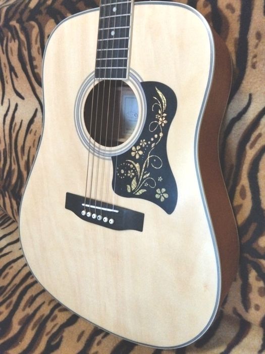 Продавам електро акустична китара SX-SD104 с електроника Fishman 301