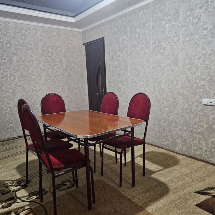 Стол со стульями