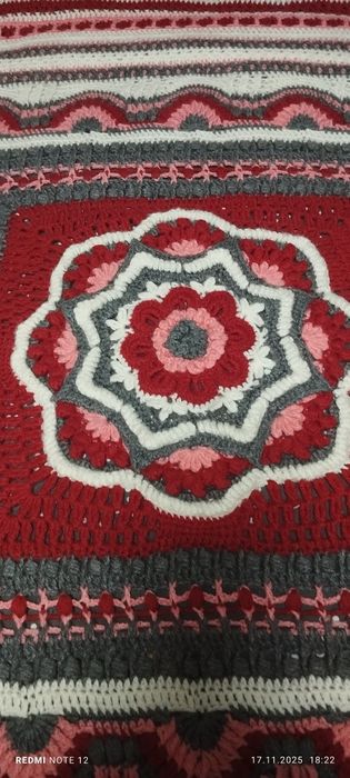 pătură croșetată realizată manual, cunoscută și sub numele de "afghan"