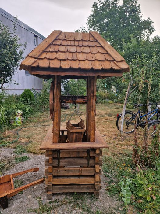 Fantana decorativa din lemn pentru gradina