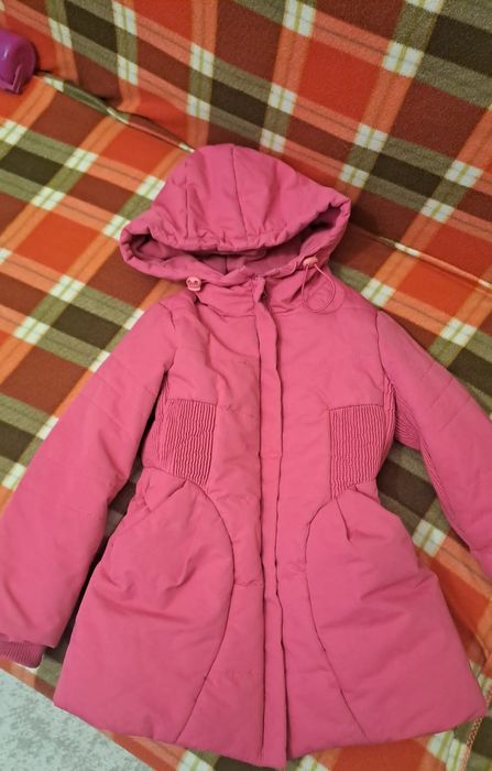 Продам демисезонную куртку весна на девочку