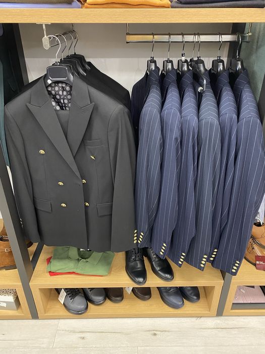 Mobilier magazin haine mobila rafturi umerase modular