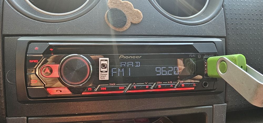 Продавам pioneer deh-x410bt