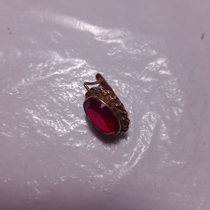 Золотая серёжка с рубином