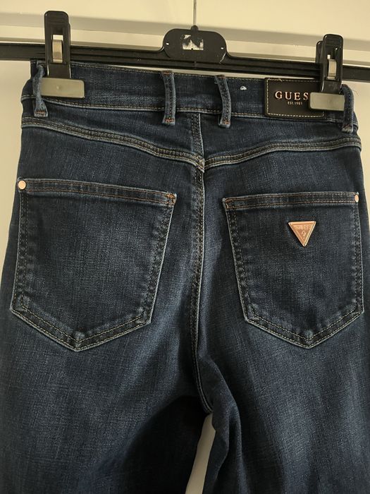 Дънки  на  Guess