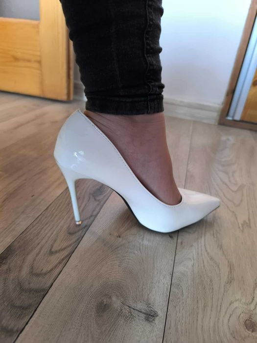 Дамски боти на ток и бели обувки на ток