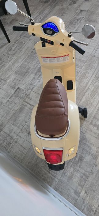 Акумулаторен мотоциклет Vespa 6V с фарове – в бежово-кафяв цвят