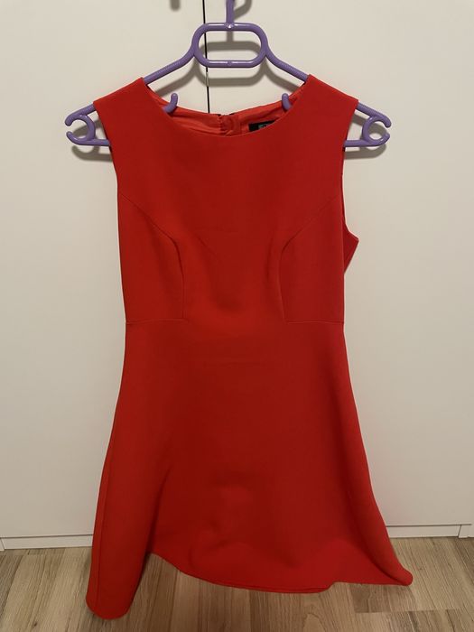 Къса червена рокля