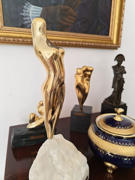 Statuetă bronz,soclu marmură, semnată M.Guguianu