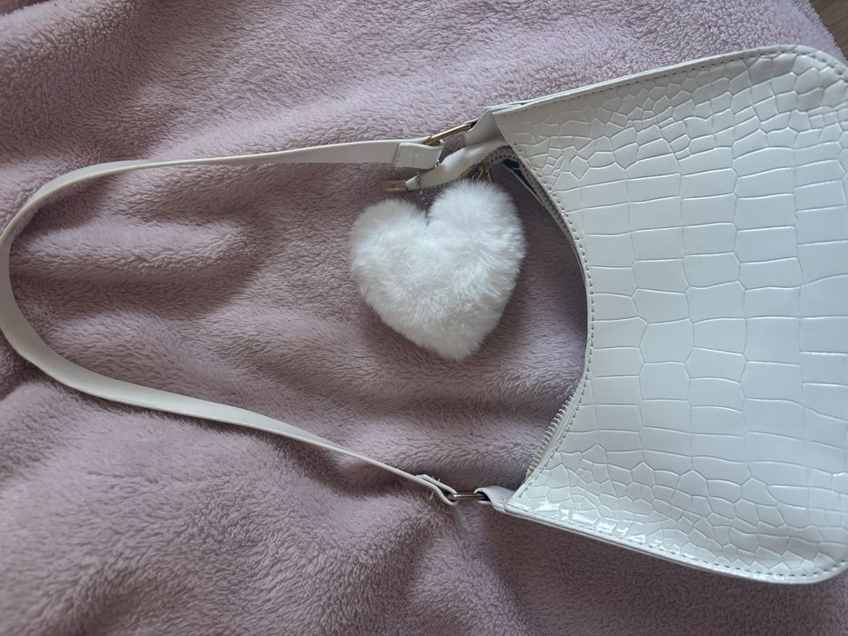 Малка, бяла чантичка с бяло сърце